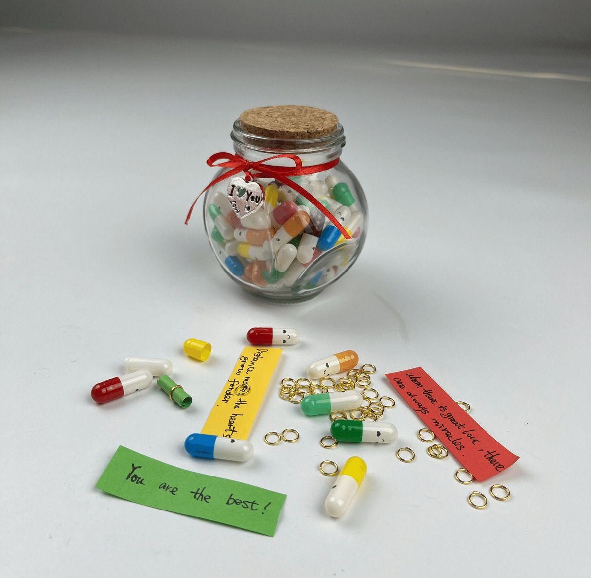 Capsules de messages dans une bouteille - alternate view